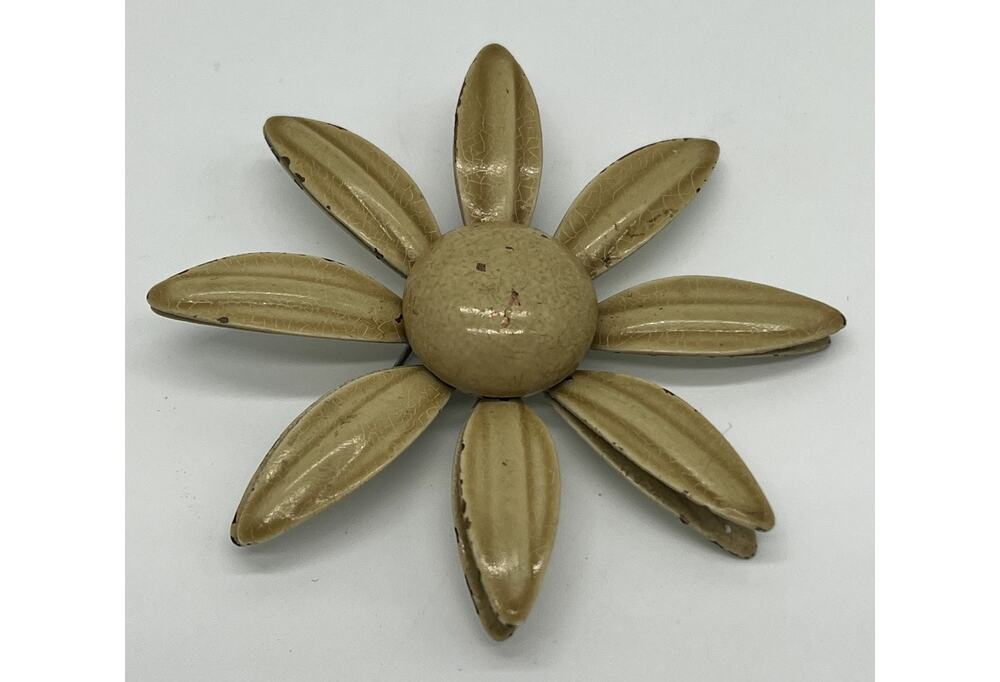 Vintage Off-White Beige Enamel Daisy Flower Brooch Lapel Pin Retro Jewelry
